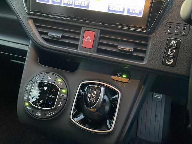 トヨタ ノア ハイブリッド Si 岩手県 2016(平28)年 9.7万km ホワイトパールクリスタルシャイン フリップダウンモニター　純正１０型ナビ　両側パワスラ　バックＣ　Ｂｌｕｅｔｏｏｔｈ　ＤＶＤ再生　フルセグ　ビルトインＥＴＣ　純正１６インチＡＷ　ＬＥＤオートハイビーム　フロントフォグ　スマートキー