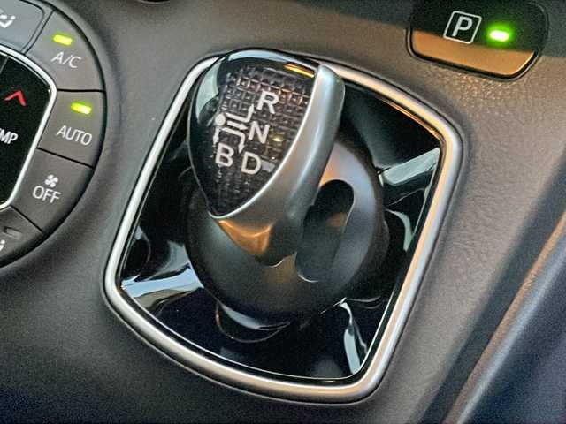 トヨタ ノア ハイブリッド Si 岩手県 2016(平28)年 9.7万km ホワイトパールクリスタルシャイン フリップダウンモニター　純正１０型ナビ　両側パワスラ　バックＣ　Ｂｌｕｅｔｏｏｔｈ　ＤＶＤ再生　フルセグ　ビルトインＥＴＣ　純正１６インチＡＷ　ＬＥＤオートハイビーム　フロントフォグ　スマートキー