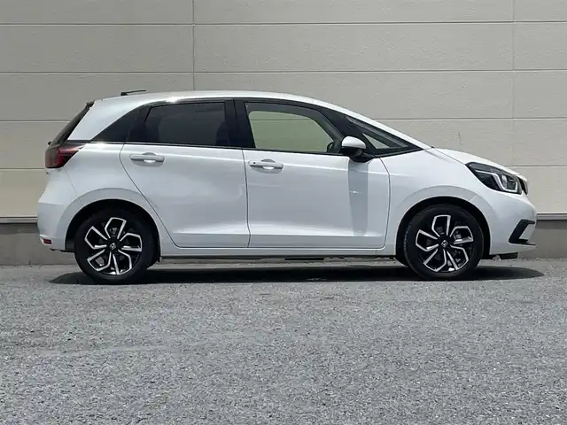 ホンダ フィット e:HEVベーシック 茨城県 2021(令3)年 2.9万km 白 社外ナビ７インチ/ワンセグテレビ/バックカメラ/クルーズコントロール/オートライト/LEDヘッドライト/カーテンエアバック/パワステ/パワーウィンドウ/横滑り防止/ABS/スマートキー/純正フロアマット