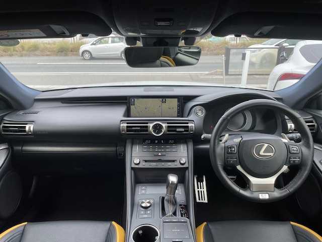 レクサス ＲＣ 300 Fスポーツ 三重県 2018(平30)年 1.6万km ホワイトノーヴァガラスフレーク メーカーオプション/・角型三眼LEDヘッドランプ/セーフティシステムプラス/・プリクラッシュセーフティ/・レーンディパーチャーアラート/・オートマチックハイビーム/・レーダークルーズコントロール/純正SDナビ/フルセグTV/【CD/DVD/BD/SD/BT/USB/AUX/Miracast】/バックカメラ/ビルトインETC/パドルシフト/レザーシート/D/N席パワーシート/D/N席シートベンチレーション/D/N席シートヒーター/ステアリングヒーター/オートライト/フロント235/40R19インチ純正AW/リア265/35R19インチAW/プッシュスタート/スマートキー/純正フロアマット