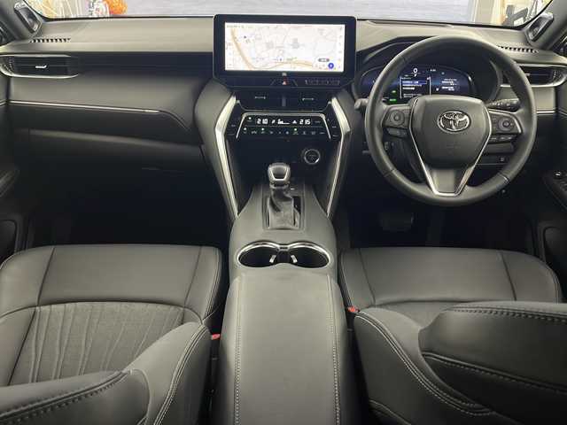 トヨタ ハリアー ハイブリッド Z 兵庫県 2023(令5)年 0.7万km プラチナホワイトパールマイカ ・ワンオーナー/・JBLプレミアムサウンド/・純正12.3型ナビ＆フルセグ＆BT＆Miracast/・パノラマミックビューモニター/・トヨタセーフティーセンス/・プリクラッシュセーフティー/・レーントレーシングアシスト/・リアクロストラフィックアラート/・パーキングサポートブレーキ/・ロードサインアシスト/・オートマチックハイビーム/・レーダークルーズコントロール/・先行車発進告知機能/・誤発進抑制機能/・クリアランスソナー/・ブラインドスポットモニター/・デジタルインナーミラー/・前後ドライブレコーダー/・ハンズフリーパワーバックドア/・ハーフレザーシート/・LEDヘッドライト/・LEDフォグランプ/・オートライト/・スマートキー/・プッシュスタート/・スペアキー/・電動パーキングブレーキ/・オートホールド/・運転席パワーシート/・ビルトインETC2.0/・ドアミラーヒーター/・nanoeX