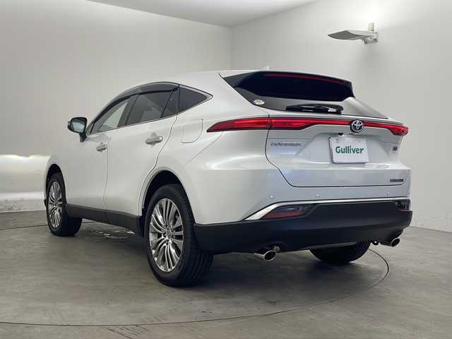 トヨタ ハリアー ハイブリッド Z 兵庫県 2023(令5)年 0.7万km プラチナホワイトパールマイカ ・ワンオーナー/・JBLプレミアムサウンド/・純正12.3型ナビ＆フルセグ＆BT＆Miracast/・パノラマミックビューモニター/・トヨタセーフティーセンス/・プリクラッシュセーフティー/・レーントレーシングアシスト/・リアクロストラフィックアラート/・パーキングサポートブレーキ/・ロードサインアシスト/・オートマチックハイビーム/・レーダークルーズコントロール/・先行車発進告知機能/・誤発進抑制機能/・クリアランスソナー/・ブラインドスポットモニター/・デジタルインナーミラー/・前後ドライブレコーダー/・ハンズフリーパワーバックドア/・ハーフレザーシート/・LEDヘッドライト/・LEDフォグランプ/・オートライト/・スマートキー/・プッシュスタート/・スペアキー/・電動パーキングブレーキ/・オートホールド/・運転席パワーシート/・ビルトインETC2.0/・ドアミラーヒーター/・nanoeX