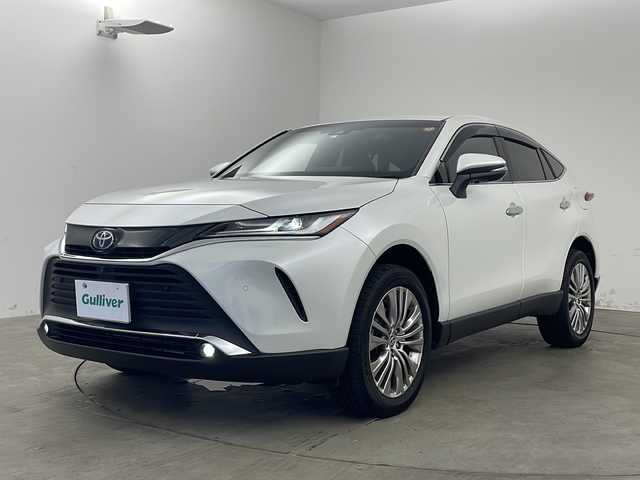 トヨタ ハリアー ハイブリッド Z 兵庫県 2023(令5)年 0.7万km プラチナホワイトパールマイカ ・ワンオーナー/・JBLプレミアムサウンド/・純正12.3型ナビ＆フルセグ＆BT＆Miracast/・パノラマミックビューモニター/・トヨタセーフティーセンス/・プリクラッシュセーフティー/・レーントレーシングアシスト/・リアクロストラフィックアラート/・パーキングサポートブレーキ/・ロードサインアシスト/・オートマチックハイビーム/・レーダークルーズコントロール/・先行車発進告知機能/・誤発進抑制機能/・クリアランスソナー/・ブラインドスポットモニター/・デジタルインナーミラー/・前後ドライブレコーダー/・ハンズフリーパワーバックドア/・ハーフレザーシート/・LEDヘッドライト/・LEDフォグランプ/・オートライト/・スマートキー/・プッシュスタート/・スペアキー/・電動パーキングブレーキ/・オートホールド/・運転席パワーシート/・ビルトインETC2.0/・ドアミラーヒーター/・nanoeX
