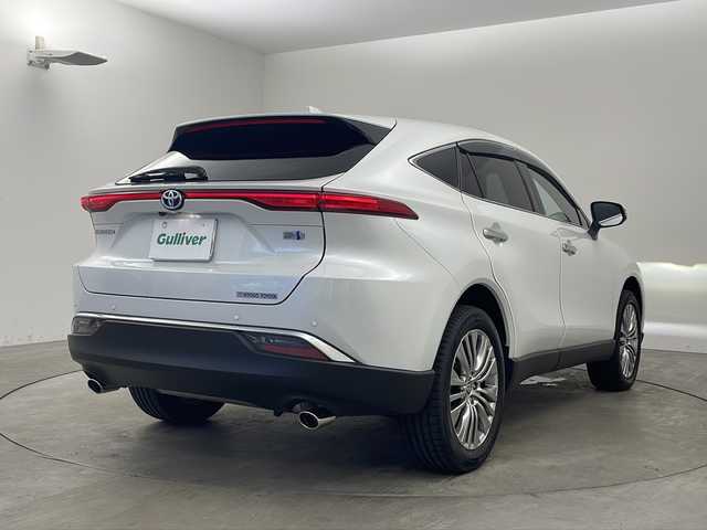 トヨタ ハリアー ハイブリッド Z 兵庫県 2023(令5)年 0.7万km プラチナホワイトパールマイカ ・ワンオーナー/・JBLプレミアムサウンド/・純正12.3型ナビ＆フルセグ＆BT＆Miracast/・パノラマミックビューモニター/・トヨタセーフティーセンス/・プリクラッシュセーフティー/・レーントレーシングアシスト/・リアクロストラフィックアラート/・パーキングサポートブレーキ/・ロードサインアシスト/・オートマチックハイビーム/・レーダークルーズコントロール/・先行車発進告知機能/・誤発進抑制機能/・クリアランスソナー/・ブラインドスポットモニター/・デジタルインナーミラー/・前後ドライブレコーダー/・ハンズフリーパワーバックドア/・ハーフレザーシート/・LEDヘッドライト/・LEDフォグランプ/・オートライト/・スマートキー/・プッシュスタート/・スペアキー/・電動パーキングブレーキ/・オートホールド/・運転席パワーシート/・ビルトインETC2.0/・ドアミラーヒーター/・nanoeX