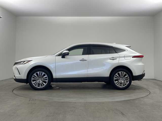 トヨタ ハリアー ハイブリッド Z 兵庫県 2023(令5)年 0.7万km プラチナホワイトパールマイカ ・ワンオーナー/・JBLプレミアムサウンド/・純正12.3型ナビ＆フルセグ＆BT＆Miracast/・パノラマミックビューモニター/・トヨタセーフティーセンス/・プリクラッシュセーフティー/・レーントレーシングアシスト/・リアクロストラフィックアラート/・パーキングサポートブレーキ/・ロードサインアシスト/・オートマチックハイビーム/・レーダークルーズコントロール/・先行車発進告知機能/・誤発進抑制機能/・クリアランスソナー/・ブラインドスポットモニター/・デジタルインナーミラー/・前後ドライブレコーダー/・ハンズフリーパワーバックドア/・ハーフレザーシート/・LEDヘッドライト/・LEDフォグランプ/・オートライト/・スマートキー/・プッシュスタート/・スペアキー/・電動パーキングブレーキ/・オートホールド/・運転席パワーシート/・ビルトインETC2.0/・ドアミラーヒーター/・nanoeX