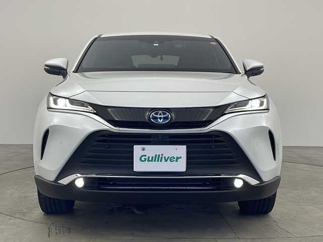 トヨタ ハリアー ハイブリッド Z 兵庫県 2023(令5)年 0.7万km プラチナホワイトパールマイカ ・ワンオーナー/・JBLプレミアムサウンド/・純正12.3型ナビ＆フルセグ＆BT＆Miracast/・パノラマミックビューモニター/・トヨタセーフティーセンス/・プリクラッシュセーフティー/・レーントレーシングアシスト/・リアクロストラフィックアラート/・パーキングサポートブレーキ/・ロードサインアシスト/・オートマチックハイビーム/・レーダークルーズコントロール/・先行車発進告知機能/・誤発進抑制機能/・クリアランスソナー/・ブラインドスポットモニター/・デジタルインナーミラー/・前後ドライブレコーダー/・ハンズフリーパワーバックドア/・ハーフレザーシート/・LEDヘッドライト/・LEDフォグランプ/・オートライト/・スマートキー/・プッシュスタート/・スペアキー/・電動パーキングブレーキ/・オートホールド/・運転席パワーシート/・ビルトインETC2.0/・ドアミラーヒーター/・nanoeX