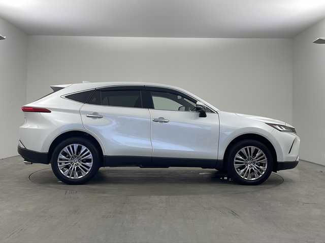 トヨタ ハリアー ハイブリッド Z 兵庫県 2023(令5)年 0.7万km プラチナホワイトパールマイカ ・ワンオーナー/・JBLプレミアムサウンド/・純正12.3型ナビ＆フルセグ＆BT＆Miracast/・パノラマミックビューモニター/・トヨタセーフティーセンス/・プリクラッシュセーフティー/・レーントレーシングアシスト/・リアクロストラフィックアラート/・パーキングサポートブレーキ/・ロードサインアシスト/・オートマチックハイビーム/・レーダークルーズコントロール/・先行車発進告知機能/・誤発進抑制機能/・クリアランスソナー/・ブラインドスポットモニター/・デジタルインナーミラー/・前後ドライブレコーダー/・ハンズフリーパワーバックドア/・ハーフレザーシート/・LEDヘッドライト/・LEDフォグランプ/・オートライト/・スマートキー/・プッシュスタート/・スペアキー/・電動パーキングブレーキ/・オートホールド/・運転席パワーシート/・ビルトインETC2.0/・ドアミラーヒーター/・nanoeX