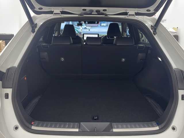 トヨタ ハリアー ハイブリッド Z 兵庫県 2023(令5)年 0.7万km プラチナホワイトパールマイカ ・ワンオーナー/・JBLプレミアムサウンド/・純正12.3型ナビ＆フルセグ＆BT＆Miracast/・パノラマミックビューモニター/・トヨタセーフティーセンス/・プリクラッシュセーフティー/・レーントレーシングアシスト/・リアクロストラフィックアラート/・パーキングサポートブレーキ/・ロードサインアシスト/・オートマチックハイビーム/・レーダークルーズコントロール/・先行車発進告知機能/・誤発進抑制機能/・クリアランスソナー/・ブラインドスポットモニター/・デジタルインナーミラー/・前後ドライブレコーダー/・ハンズフリーパワーバックドア/・ハーフレザーシート/・LEDヘッドライト/・LEDフォグランプ/・オートライト/・スマートキー/・プッシュスタート/・スペアキー/・電動パーキングブレーキ/・オートホールド/・運転席パワーシート/・ビルトインETC2.0/・ドアミラーヒーター/・nanoeX