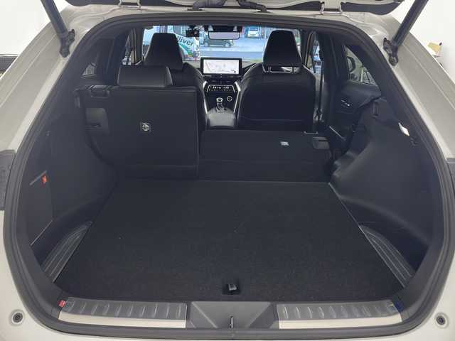 トヨタ ハリアー ハイブリッド Z 兵庫県 2023(令5)年 0.7万km プラチナホワイトパールマイカ ・ワンオーナー/・JBLプレミアムサウンド/・純正12.3型ナビ＆フルセグ＆BT＆Miracast/・パノラマミックビューモニター/・トヨタセーフティーセンス/・プリクラッシュセーフティー/・レーントレーシングアシスト/・リアクロストラフィックアラート/・パーキングサポートブレーキ/・ロードサインアシスト/・オートマチックハイビーム/・レーダークルーズコントロール/・先行車発進告知機能/・誤発進抑制機能/・クリアランスソナー/・ブラインドスポットモニター/・デジタルインナーミラー/・前後ドライブレコーダー/・ハンズフリーパワーバックドア/・ハーフレザーシート/・LEDヘッドライト/・LEDフォグランプ/・オートライト/・スマートキー/・プッシュスタート/・スペアキー/・電動パーキングブレーキ/・オートホールド/・運転席パワーシート/・ビルトインETC2.0/・ドアミラーヒーター/・nanoeX