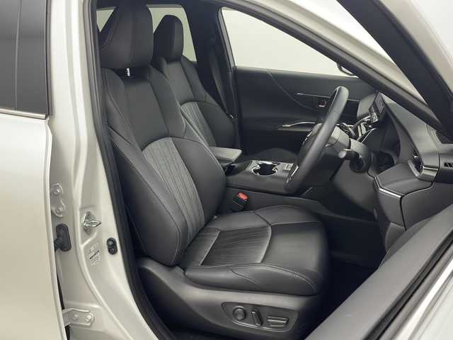 トヨタ ハリアー ハイブリッド Z 兵庫県 2023(令5)年 0.7万km プラチナホワイトパールマイカ ・ワンオーナー/・JBLプレミアムサウンド/・純正12.3型ナビ＆フルセグ＆BT＆Miracast/・パノラマミックビューモニター/・トヨタセーフティーセンス/・プリクラッシュセーフティー/・レーントレーシングアシスト/・リアクロストラフィックアラート/・パーキングサポートブレーキ/・ロードサインアシスト/・オートマチックハイビーム/・レーダークルーズコントロール/・先行車発進告知機能/・誤発進抑制機能/・クリアランスソナー/・ブラインドスポットモニター/・デジタルインナーミラー/・前後ドライブレコーダー/・ハンズフリーパワーバックドア/・ハーフレザーシート/・LEDヘッドライト/・LEDフォグランプ/・オートライト/・スマートキー/・プッシュスタート/・スペアキー/・電動パーキングブレーキ/・オートホールド/・運転席パワーシート/・ビルトインETC2.0/・ドアミラーヒーター/・nanoeX