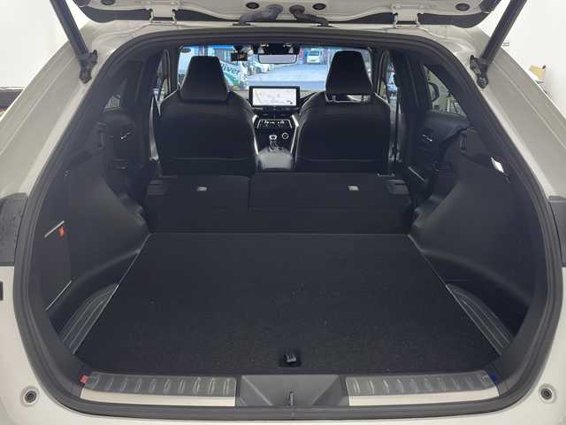 トヨタ ハリアー ハイブリッド Z 兵庫県 2023(令5)年 0.7万km プラチナホワイトパールマイカ ・ワンオーナー/・JBLプレミアムサウンド/・純正12.3型ナビ＆フルセグ＆BT＆Miracast/・パノラマミックビューモニター/・トヨタセーフティーセンス/・プリクラッシュセーフティー/・レーントレーシングアシスト/・リアクロストラフィックアラート/・パーキングサポートブレーキ/・ロードサインアシスト/・オートマチックハイビーム/・レーダークルーズコントロール/・先行車発進告知機能/・誤発進抑制機能/・クリアランスソナー/・ブラインドスポットモニター/・デジタルインナーミラー/・前後ドライブレコーダー/・ハンズフリーパワーバックドア/・ハーフレザーシート/・LEDヘッドライト/・LEDフォグランプ/・オートライト/・スマートキー/・プッシュスタート/・スペアキー/・電動パーキングブレーキ/・オートホールド/・運転席パワーシート/・ビルトインETC2.0/・ドアミラーヒーター/・nanoeX