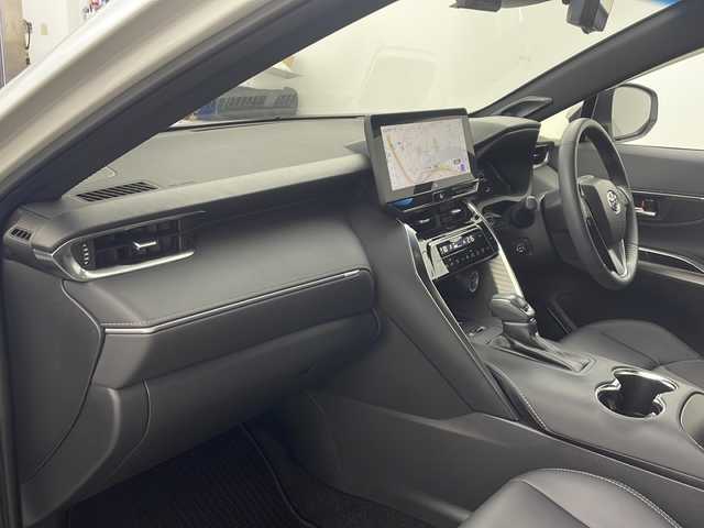 トヨタ ハリアー ハイブリッド Z 兵庫県 2023(令5)年 0.7万km プラチナホワイトパールマイカ ・ワンオーナー/・JBLプレミアムサウンド/・純正12.3型ナビ＆フルセグ＆BT＆Miracast/・パノラマミックビューモニター/・トヨタセーフティーセンス/・プリクラッシュセーフティー/・レーントレーシングアシスト/・リアクロストラフィックアラート/・パーキングサポートブレーキ/・ロードサインアシスト/・オートマチックハイビーム/・レーダークルーズコントロール/・先行車発進告知機能/・誤発進抑制機能/・クリアランスソナー/・ブラインドスポットモニター/・デジタルインナーミラー/・前後ドライブレコーダー/・ハンズフリーパワーバックドア/・ハーフレザーシート/・LEDヘッドライト/・LEDフォグランプ/・オートライト/・スマートキー/・プッシュスタート/・スペアキー/・電動パーキングブレーキ/・オートホールド/・運転席パワーシート/・ビルトインETC2.0/・ドアミラーヒーター/・nanoeX