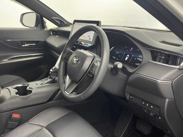 トヨタ ハリアー ハイブリッド Z 兵庫県 2023(令5)年 0.7万km プラチナホワイトパールマイカ ・ワンオーナー/・JBLプレミアムサウンド/・純正12.3型ナビ＆フルセグ＆BT＆Miracast/・パノラマミックビューモニター/・トヨタセーフティーセンス/・プリクラッシュセーフティー/・レーントレーシングアシスト/・リアクロストラフィックアラート/・パーキングサポートブレーキ/・ロードサインアシスト/・オートマチックハイビーム/・レーダークルーズコントロール/・先行車発進告知機能/・誤発進抑制機能/・クリアランスソナー/・ブラインドスポットモニター/・デジタルインナーミラー/・前後ドライブレコーダー/・ハンズフリーパワーバックドア/・ハーフレザーシート/・LEDヘッドライト/・LEDフォグランプ/・オートライト/・スマートキー/・プッシュスタート/・スペアキー/・電動パーキングブレーキ/・オートホールド/・運転席パワーシート/・ビルトインETC2.0/・ドアミラーヒーター/・nanoeX