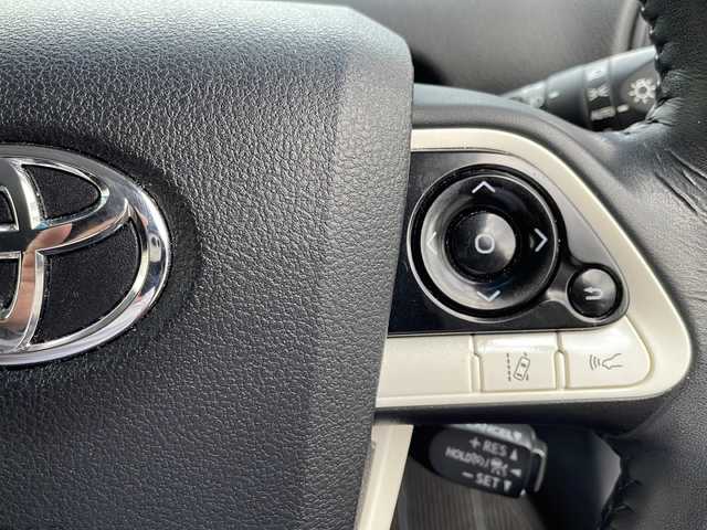 トヨタ プリウス Sセーフティプラス 山口県 2018(平30)年 10.9万km ホワイトパールクリスタルシャイン 純正ナビ/CD/SD/BT/ワンセグTV/バックカメラ/純正LEDヘッドライト/純正フォグランプ/オートライト/オートハイビーム/純正15インチアルミホイール/革巻きステアリング/ステアリングスイッチ/クルーズコントロール/衝突被害軽減ブレーキ/LDA/横滑り防止/コーナーセンサー/パーキングアシスト/スマートキー×２/ビルトインETC/ドライブレコーダー/純正フロアマット/純正ドアバイザー/トノカバー/電動格納ウインカードアミラー(オート機能付き)