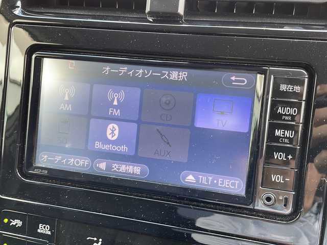 トヨタ プリウス Sセーフティプラス 山口県 2018(平30)年 10.9万km ホワイトパールクリスタルシャイン 純正ナビ/CD/SD/BT/ワンセグTV/バックカメラ/純正LEDヘッドライト/純正フォグランプ/オートライト/オートハイビーム/純正15インチアルミホイール/革巻きステアリング/ステアリングスイッチ/クルーズコントロール/衝突被害軽減ブレーキ/LDA/横滑り防止/コーナーセンサー/パーキングアシスト/スマートキー×２/ビルトインETC/ドライブレコーダー/純正フロアマット/純正ドアバイザー/トノカバー/電動格納ウインカードアミラー(オート機能付き)