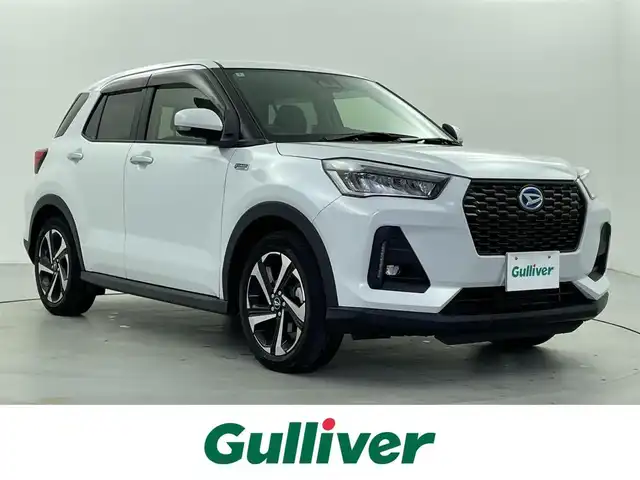 ダイハツ ロッキー プレミアム G HEV 福井県 2022(令4)年 1.9万km シャイニングホワイトパール メモリナビ機能付きディスプレイオーディオ/（CD/DVD/TV/Bluetooth/USB入力/ラジオ）/全方位カメラ/スマートアシスト/バックカメラ/アダプティブクルーズコントロール/ハーフレザーシート/シートヒーター（D＋N）/純正アルミホイール/ETC/スペアキー/プッシュスタート