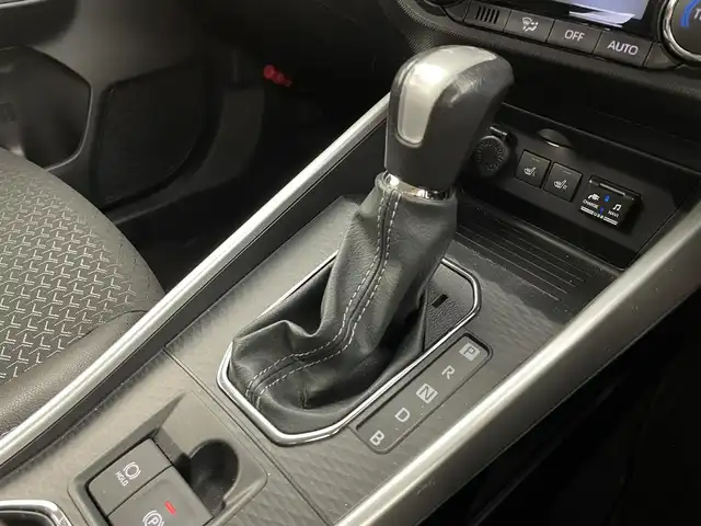 ダイハツ ロッキー プレミアム G HEV 福井県 2022(令4)年 1.9万km シャイニングホワイトパール メモリナビ機能付きディスプレイオーディオ/（CD/DVD/TV/Bluetooth/USB入力/ラジオ）/全方位カメラ/スマートアシスト/バックカメラ/アダプティブクルーズコントロール/ハーフレザーシート/シートヒーター（D＋N）/純正アルミホイール/ETC/スペアキー/プッシュスタート