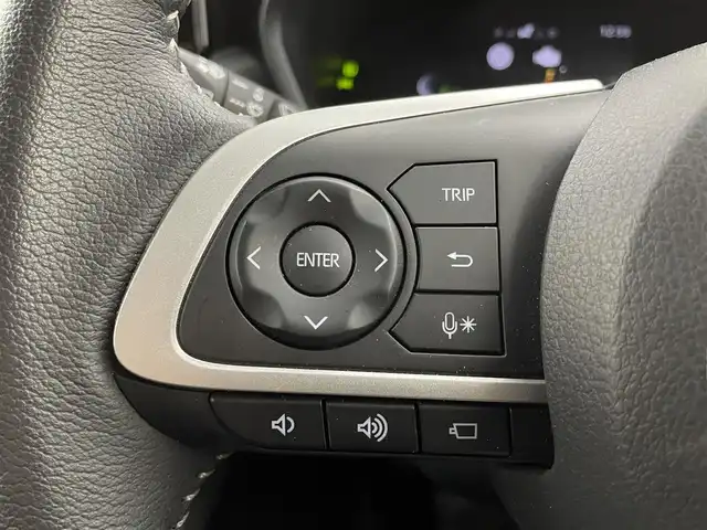 ダイハツ ロッキー プレミアム G HEV 福井県 2022(令4)年 1.9万km シャイニングホワイトパール メモリナビ機能付きディスプレイオーディオ/（CD/DVD/TV/Bluetooth/USB入力/ラジオ）/全方位カメラ/スマートアシスト/バックカメラ/アダプティブクルーズコントロール/ハーフレザーシート/シートヒーター（D＋N）/純正アルミホイール/ETC/スペアキー/プッシュスタート