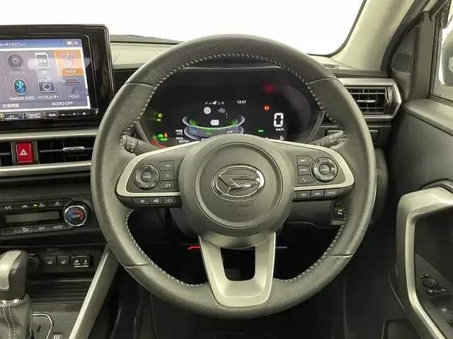 ダイハツ ロッキー プレミアム G HEV 福井県 2022(令4)年 1.9万km シャイニングホワイトパール メモリナビ機能付きディスプレイオーディオ/（CD/DVD/TV/Bluetooth/USB入力/ラジオ）/全方位カメラ/スマートアシスト/バックカメラ/アダプティブクルーズコントロール/ハーフレザーシート/シートヒーター（D＋N）/純正アルミホイール/ETC/スペアキー/プッシュスタート