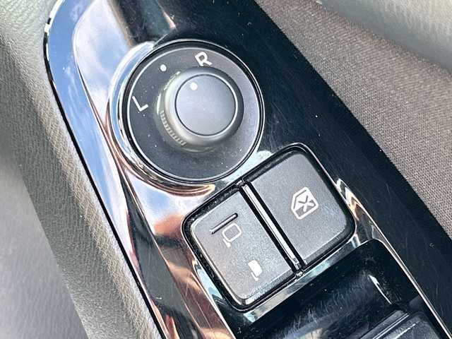 マツダ アクセラ スポーツ 15S プロアクティブ 福岡県 2019(平31)年 4.3万km スノーフレイクホワイトパールマイカ 純正ナビ/（フルセグ/FM/AM/Bluetooth/USB/CD/DVD/AUX）/アラウンドビューモニター/ETC/ブラインドスポットモニター/横滑り防止装置/レーンキープアシスト/衝突被害軽減システム/パーキングセンサー/LEDヘッドライト/フォグランプ/レーダークルーズコントロール/パドルシフト/ヘッドアップディスプレイ/ステアリングスイッチ/ヒートステアリング/D/N席シートヒーター/D席パワーシート/電動格納ミラー/ドアバイザー/スマートキー/スペアキー