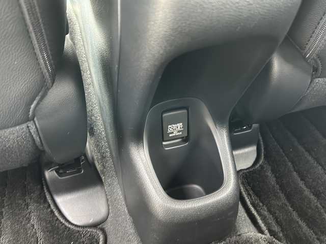 ホンダ ヴェゼル ハイブリッド RS ホンダセンシング 埼玉県 2018(平30)年 5万km プラチナホワイトパール 	ナビ装着用スペシャルパッケージ＋ETC車載器/	Honda SENSING/	前席用 i-サイドエアバッグシステム＋サイドカーテンエアバッグシステム(前席/後席対応)/	コンフォートビューパッケージ/	LEDヘッドライト/	LEDフォグライト/	コンビシート(ウルトラスエード)/	運転席＆助手席シートヒーター/	18インチアルミホイール/　　 ハーフレザーシート/     DVD再生機能/　　 フルセグ/　　 バックカメラ/      クルーズコントロール（追従走行）
