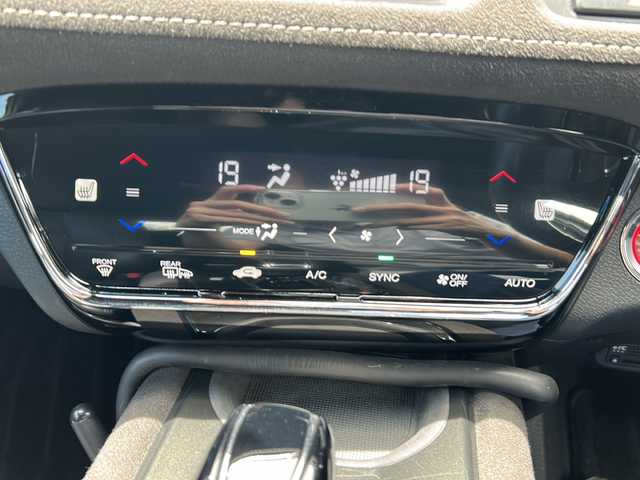 ホンダ ヴェゼル ハイブリッド RS ホンダセンシング 埼玉県 2018(平30)年 5万km プラチナホワイトパール 	ナビ装着用スペシャルパッケージ＋ETC車載器/	Honda SENSING/	前席用 i-サイドエアバッグシステム＋サイドカーテンエアバッグシステム(前席/後席対応)/	コンフォートビューパッケージ/	LEDヘッドライト/	LEDフォグライト/	コンビシート(ウルトラスエード)/	運転席＆助手席シートヒーター/	18インチアルミホイール/　　 ハーフレザーシート/     DVD再生機能/　　 フルセグ/　　 バックカメラ/      クルーズコントロール（追従走行）