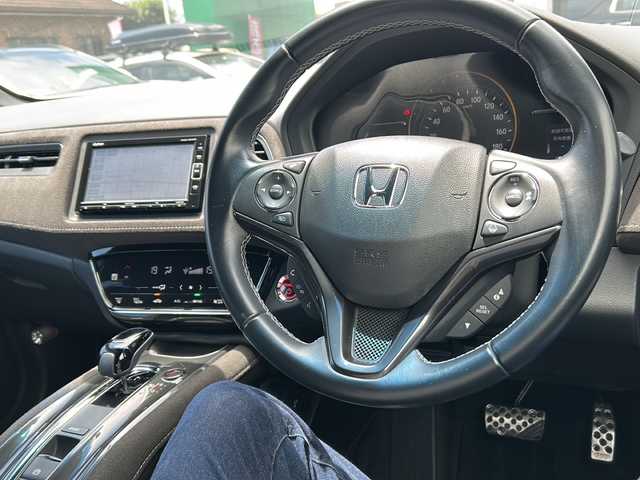 ホンダ ヴェゼル ハイブリッド RS ホンダセンシング 埼玉県 2018(平30)年 5万km プラチナホワイトパール 	ナビ装着用スペシャルパッケージ＋ETC車載器/	Honda SENSING/	前席用 i-サイドエアバッグシステム＋サイドカーテンエアバッグシステム(前席/後席対応)/	コンフォートビューパッケージ/	LEDヘッドライト/	LEDフォグライト/	コンビシート(ウルトラスエード)/	運転席＆助手席シートヒーター/	18インチアルミホイール/　　 ハーフレザーシート/     DVD再生機能/　　 フルセグ/　　 バックカメラ/      クルーズコントロール（追従走行）