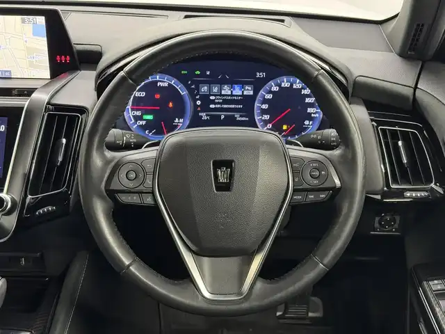 トヨタ クラウン ハイブリッド RS アドバンス 三重県 2018(平30)年 2.7万km ホワイトパールクリスタルシャイン ハイブリッド/FR/MTモード付フロアCVT/純正 8インチナビ/（AM/FM/CD/DVD/Blu-ray/SDREC/SD/USB/Bluetooth/Miracast/AUX/TV）/【OP】パノラミックビューモニター*1/ドライブレコーダー 前方/ビルトイン ETC/Toyota Safety Sense/・プリクラッシュセーフティ/・レーントレーシングアシスト/・レーダークルコン/・ロードサインアシスト/・アダプティブハイビームシステム/・ブラインドスポットモニター＋リヤクロストラフィックアラート/・インテリジェントクリアランスソナー［パーキングサポートブレーキ（静止物）］/・インテリジェント パーキングアシスト2（巻き込み警報機能付）*1/・リヤカメラディテクション［RCD］/・【OP】ITS Connect/など/装備/・【OP】デジタルインナーミラー/・シートヒーター（D/N）/・パワーシート（Dメモリー付8way＋ランバーサポート/N4way）/・パドルシフト/・雨滴感応式フロントワイパー/・AC100Vコンセント（100W）/・3眼LEDヘッドランプ（シーケンシャルターンランプ付）/・オートライト/・左右独立オートエアコン/など/*…セットでメーカーOP