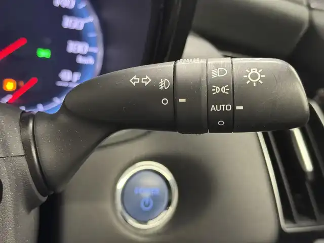トヨタ クラウン ハイブリッド RS アドバンス 三重県 2018(平30)年 2.7万km ホワイトパールクリスタルシャイン ハイブリッド/FR/MTモード付フロアCVT/純正 8インチナビ/（AM/FM/CD/DVD/Blu-ray/SDREC/SD/USB/Bluetooth/Miracast/AUX/TV）/【OP】パノラミックビューモニター*1/ドライブレコーダー 前方/ビルトイン ETC/Toyota Safety Sense/・プリクラッシュセーフティ/・レーントレーシングアシスト/・レーダークルコン/・ロードサインアシスト/・アダプティブハイビームシステム/・ブラインドスポットモニター＋リヤクロストラフィックアラート/・インテリジェントクリアランスソナー［パーキングサポートブレーキ（静止物）］/・インテリジェント パーキングアシスト2（巻き込み警報機能付）*1/・リヤカメラディテクション［RCD］/・【OP】ITS Connect/など/装備/・【OP】デジタルインナーミラー/・シートヒーター（D/N）/・パワーシート（Dメモリー付8way＋ランバーサポート/N4way）/・パドルシフト/・雨滴感応式フロントワイパー/・AC100Vコンセント（100W）/・3眼LEDヘッドランプ（シーケンシャルターンランプ付）/・オートライト/・左右独立オートエアコン/など/*…セットでメーカーOP
