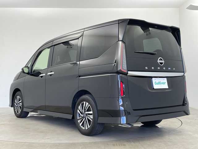 日産 セレナ e－パワー ハイウェイスター V 鹿児島県 2023(令5)年 0.8万km ダイヤモンドブラック 純正12.3インチナビ/（BT/フルセグTV）/プロパイロット/フリップダウンモニター/エマージェンシーブレーキ/ワイヤレス充電/デジタルインナーミラー/オートライト/オートマチックハイビーム/アラウンドビューモニター/ブラインドスポットモニター/両側パワースライドドア/電動パーキングブレーキ/オートホールド機能/スマートキー/プッシュスタート