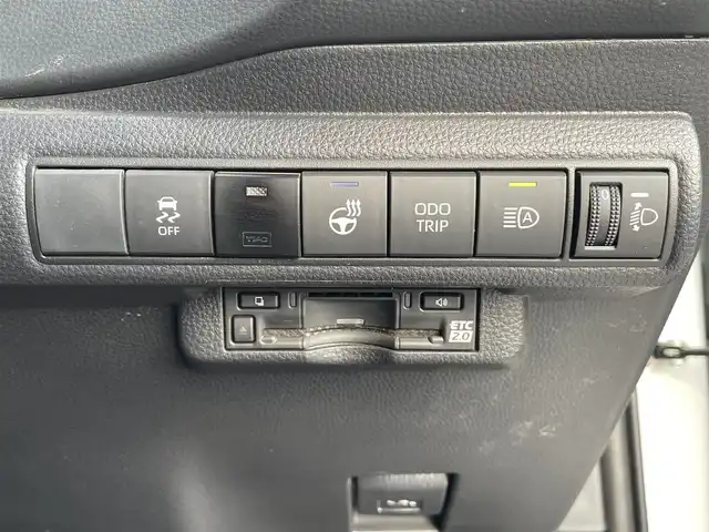 トヨタ カローラツーリング ハイブリッド ダブルバイビー 道南・函館 2023(令5)年 1.1万km プラチナホワイトパールマイカ /純正メモリナビ//フルセグＴＶ//バックカメラ//クルーズコントロール//ブラインドスポットモニター//レーンキープアシスト//コーナーセンサー//衝突軽減ブレーキ//オートハイビーム//オートライト//シートヒーター//ステアリングヒーター//フロアマット//ETC2.0//スペアキー//スマートキー