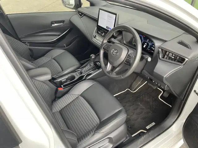 トヨタ カローラツーリング ハイブリッド ダブルバイビー 道南・函館 2023(令5)年 1.1万km プラチナホワイトパールマイカ /純正メモリナビ//フルセグＴＶ//バックカメラ//クルーズコントロール//ブラインドスポットモニター//レーンキープアシスト//コーナーセンサー//衝突軽減ブレーキ//オートハイビーム//オートライト//シートヒーター//ステアリングヒーター//フロアマット//ETC2.0//スペアキー//スマートキー