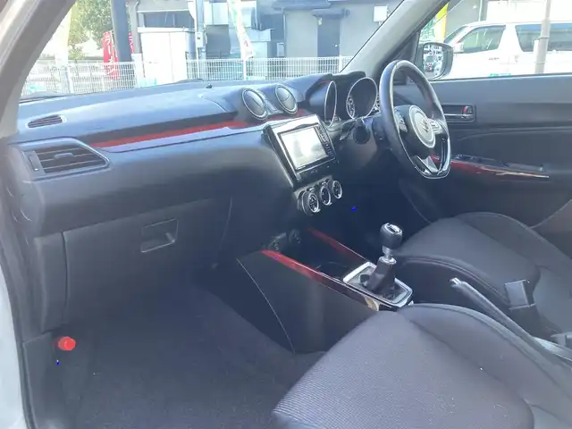 スズキ スイフト スポーツ 長崎県 2022(令4)年 5.7万km ピュアホワイトP 登録時56152km/純正ナビ/・TV/・Bluetoothaudio/・DVD/バックカメラ/全方位カメラ/ビルトインETC/純正フロント、リア、サイドアンダーガーニッシュ/レーダークルーズコントロール/ドライブレコーダー/D席シートヒーター/ブラインドスポットモニター