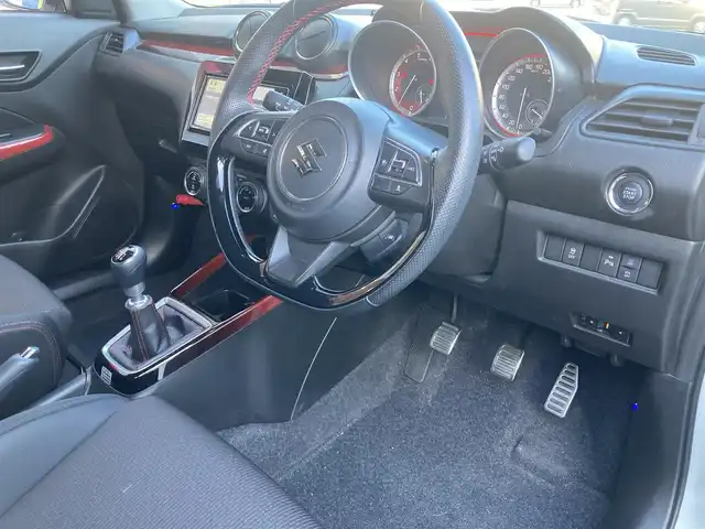 スズキ スイフト スポーツ 長崎県 2022(令4)年 5.7万km ピュアホワイトP 登録時56152km/純正ナビ/・TV/・Bluetoothaudio/・DVD/バックカメラ/全方位カメラ/ビルトインETC/純正フロント、リア、サイドアンダーガーニッシュ/レーダークルーズコントロール/ドライブレコーダー/D席シートヒーター/ブラインドスポットモニター