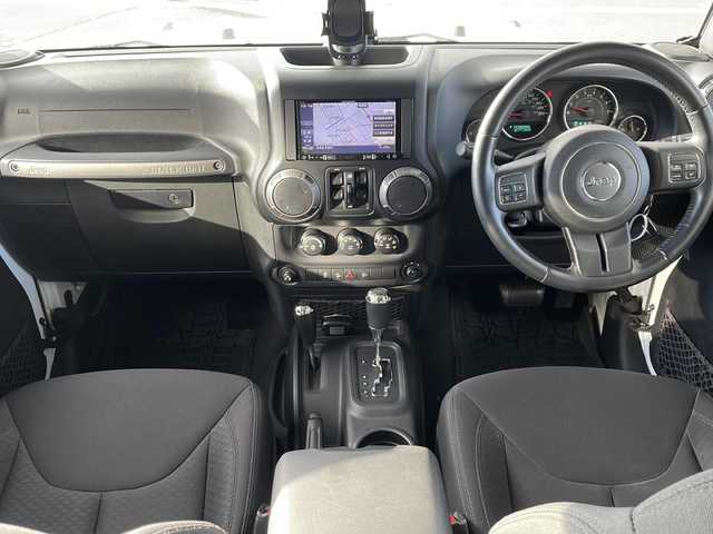 クライスラー・ジープ ジープ ラングラー アンリミテッド スポーツ 道東・釧路十勝 2015(平27)年 5.9万km ブライトホワイト ・4WD/・社外7インチナビ(BT/FM/AM/CD/DVD/HDMI/AUX)/・フルセグTV/・テレビキッド/・リモコンキー/・ETC/・前後ドラレコ/・純正フロアマット/・バックカメラ/・純正17インチアルミホイール/・LEDヘッドライト/・ヘッドライトレベライザー/・横滑り防止/・ヒルスタートアシスト/・ミラーヒーター/・スタッドレス積み込み265/70/R17　残5ミリ