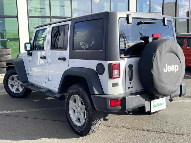 クライスラー・ジープ ジープ ラングラー アンリミテッド スポーツ 道東・釧路十勝 2015(平27)年 5.9万km ブライトホワイト ・4WD/・社外7インチナビ(BT/FM/AM/CD/DVD/HDMI/AUX)/・フルセグTV/・テレビキッド/・リモコンキー/・ETC/・前後ドラレコ/・純正フロアマット/・バックカメラ/・純正17インチアルミホイール/・LEDヘッドライト/・ヘッドライトレベライザー/・横滑り防止/・ヒルスタートアシスト/・ミラーヒーター/・スタッドレス積み込み265/70/R17　残5ミリ