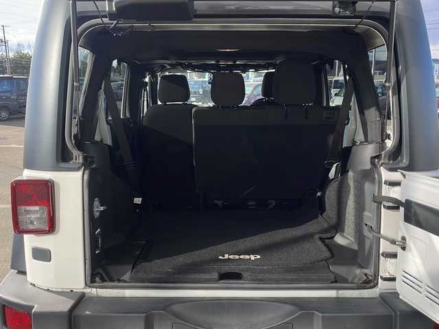 クライスラー・ジープ ジープ ラングラー アンリミテッド スポーツ 道東・釧路十勝 2015(平27)年 5.9万km ブライトホワイト ・4WD/・社外7インチナビ(BT/FM/AM/CD/DVD/HDMI/AUX)/・フルセグTV/・テレビキッド/・リモコンキー/・ETC/・前後ドラレコ/・純正フロアマット/・バックカメラ/・純正17インチアルミホイール/・LEDヘッドライト/・ヘッドライトレベライザー/・横滑り防止/・ヒルスタートアシスト/・ミラーヒーター/・スタッドレス積み込み265/70/R17　残5ミリ