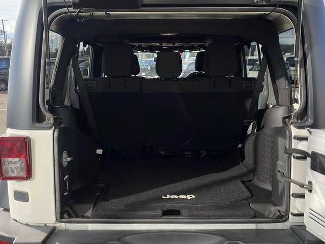 クライスラー・ジープ ジープ ラングラー アンリミテッド スポーツ 道東・釧路十勝 2015(平27)年 5.9万km ブライトホワイト ・4WD/・社外7インチナビ(BT/FM/AM/CD/DVD/HDMI/AUX)/・フルセグTV/・テレビキッド/・リモコンキー/・ETC/・前後ドラレコ/・純正フロアマット/・バックカメラ/・純正17インチアルミホイール/・LEDヘッドライト/・ヘッドライトレベライザー/・横滑り防止/・ヒルスタートアシスト/・ミラーヒーター/・スタッドレス積み込み265/70/R17　残5ミリ