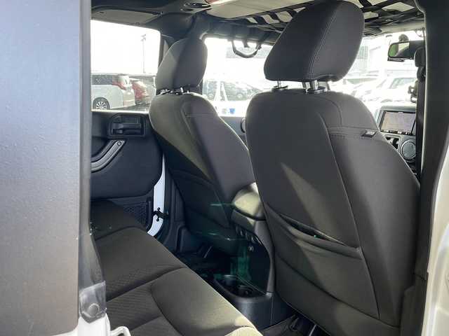 クライスラー・ジープ ジープ ラングラー アンリミテッド スポーツ 道東・釧路十勝 2015(平27)年 5.9万km ブライトホワイト ・4WD/・社外7インチナビ(BT/FM/AM/CD/DVD/HDMI/AUX)/・フルセグTV/・テレビキッド/・リモコンキー/・ETC/・前後ドラレコ/・純正フロアマット/・バックカメラ/・純正17インチアルミホイール/・LEDヘッドライト/・ヘッドライトレベライザー/・横滑り防止/・ヒルスタートアシスト/・ミラーヒーター/・スタッドレス積み込み265/70/R17　残5ミリ