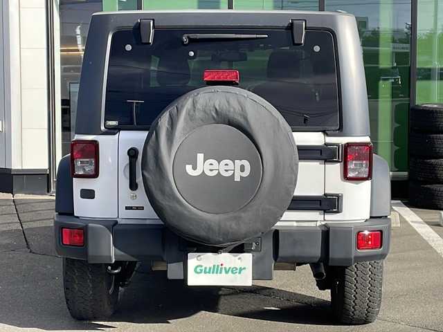 クライスラー・ジープ ジープ ラングラー アンリミテッド スポーツ 道東・釧路十勝 2015(平27)年 5.9万km ブライトホワイト ・4WD/・社外7インチナビ(BT/FM/AM/CD/DVD/HDMI/AUX)/・フルセグTV/・テレビキッド/・リモコンキー/・ETC/・前後ドラレコ/・純正フロアマット/・バックカメラ/・純正17インチアルミホイール/・LEDヘッドライト/・ヘッドライトレベライザー/・横滑り防止/・ヒルスタートアシスト/・ミラーヒーター/・スタッドレス積み込み265/70/R17　残5ミリ