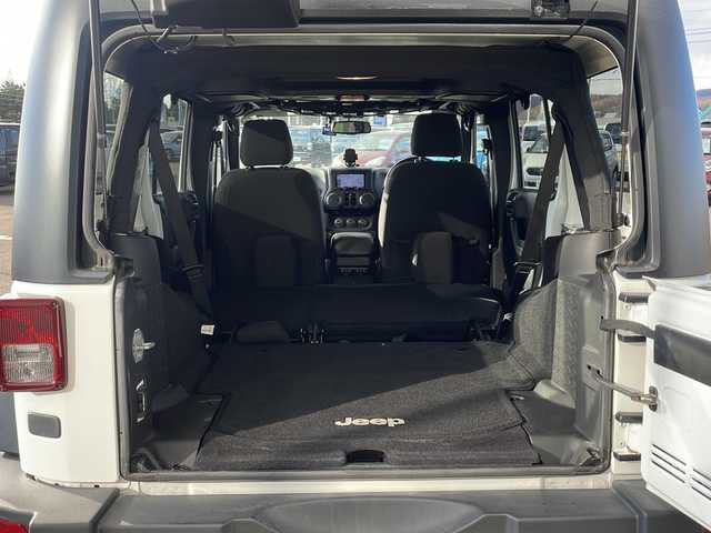 クライスラー・ジープ ジープ ラングラー アンリミテッド スポーツ 道東・釧路十勝 2015(平27)年 5.9万km ブライトホワイト ・4WD/・社外7インチナビ(BT/FM/AM/CD/DVD/HDMI/AUX)/・フルセグTV/・テレビキッド/・リモコンキー/・ETC/・前後ドラレコ/・純正フロアマット/・バックカメラ/・純正17インチアルミホイール/・LEDヘッドライト/・ヘッドライトレベライザー/・横滑り防止/・ヒルスタートアシスト/・ミラーヒーター/・スタッドレス積み込み265/70/R17　残5ミリ