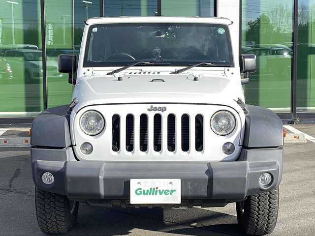 クライスラー・ジープ ジープ ラングラー アンリミテッド スポーツ 道東・釧路十勝 2015(平27)年 5.9万km ブライトホワイト ・4WD/・社外7インチナビ(BT/FM/AM/CD/DVD/HDMI/AUX)/・フルセグTV/・テレビキッド/・リモコンキー/・ETC/・前後ドラレコ/・純正フロアマット/・バックカメラ/・純正17インチアルミホイール/・LEDヘッドライト/・ヘッドライトレベライザー/・横滑り防止/・ヒルスタートアシスト/・ミラーヒーター/・スタッドレス積み込み265/70/R17　残5ミリ