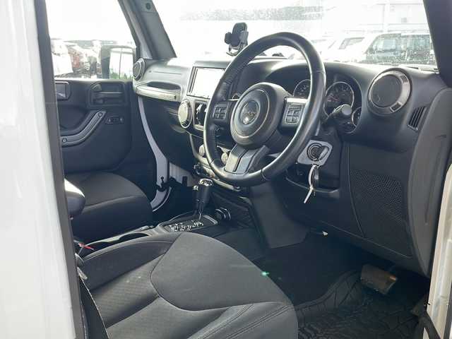 クライスラー・ジープ ジープ ラングラー アンリミテッド スポーツ 道東・釧路十勝 2015(平27)年 5.9万km ブライトホワイト ・4WD/・社外7インチナビ(BT/FM/AM/CD/DVD/HDMI/AUX)/・フルセグTV/・テレビキッド/・リモコンキー/・ETC/・前後ドラレコ/・純正フロアマット/・バックカメラ/・純正17インチアルミホイール/・LEDヘッドライト/・ヘッドライトレベライザー/・横滑り防止/・ヒルスタートアシスト/・ミラーヒーター/・スタッドレス積み込み265/70/R17　残5ミリ