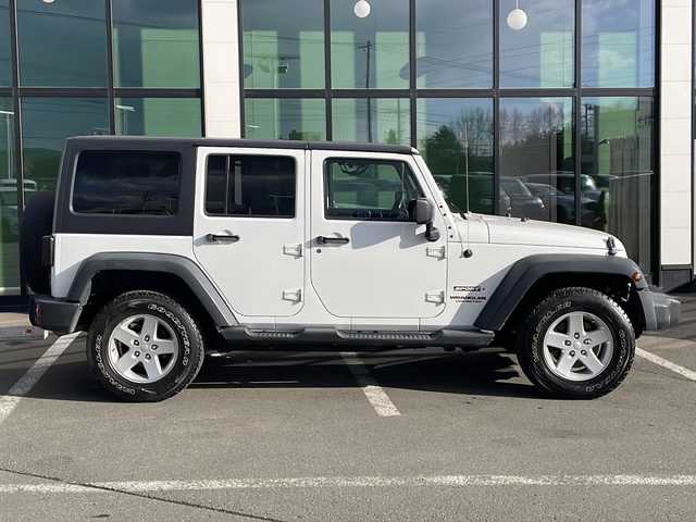 クライスラー・ジープ ジープ ラングラー アンリミテッド スポーツ 道東・釧路十勝 2015(平27)年 5.9万km ブライトホワイト ・4WD/・社外7インチナビ(BT/FM/AM/CD/DVD/HDMI/AUX)/・フルセグTV/・テレビキッド/・リモコンキー/・ETC/・前後ドラレコ/・純正フロアマット/・バックカメラ/・純正17インチアルミホイール/・LEDヘッドライト/・ヘッドライトレベライザー/・横滑り防止/・ヒルスタートアシスト/・ミラーヒーター/・スタッドレス積み込み265/70/R17　残5ミリ