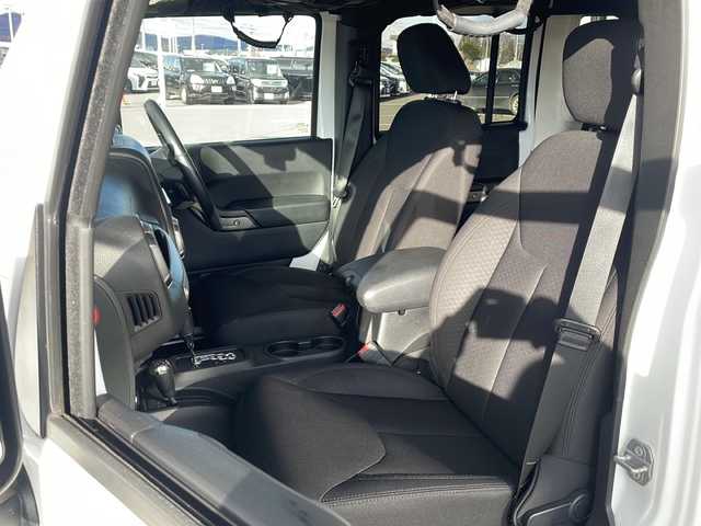 クライスラー・ジープ ジープ ラングラー アンリミテッド スポーツ 道東・釧路十勝 2015(平27)年 5.9万km ブライトホワイト ・4WD/・社外7インチナビ(BT/FM/AM/CD/DVD/HDMI/AUX)/・フルセグTV/・テレビキッド/・リモコンキー/・ETC/・前後ドラレコ/・純正フロアマット/・バックカメラ/・純正17インチアルミホイール/・LEDヘッドライト/・ヘッドライトレベライザー/・横滑り防止/・ヒルスタートアシスト/・ミラーヒーター/・スタッドレス積み込み265/70/R17　残5ミリ