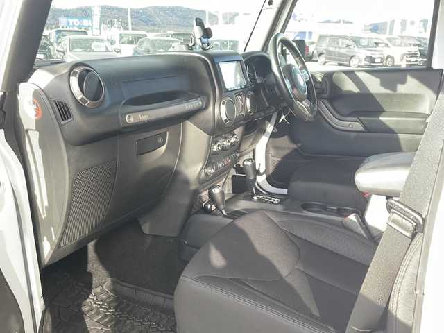 クライスラー・ジープ ジープ ラングラー アンリミテッド スポーツ 道東・釧路十勝 2015(平27)年 5.9万km ブライトホワイト ・4WD/・社外7インチナビ(BT/FM/AM/CD/DVD/HDMI/AUX)/・フルセグTV/・テレビキッド/・リモコンキー/・ETC/・前後ドラレコ/・純正フロアマット/・バックカメラ/・純正17インチアルミホイール/・LEDヘッドライト/・ヘッドライトレベライザー/・横滑り防止/・ヒルスタートアシスト/・ミラーヒーター/・スタッドレス積み込み265/70/R17　残5ミリ