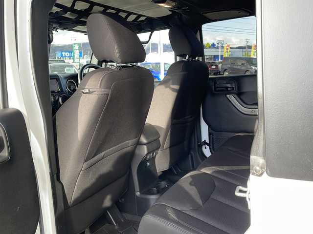 クライスラー・ジープ ジープ ラングラー アンリミテッド スポーツ 道東・釧路十勝 2015(平27)年 5.9万km ブライトホワイト ・4WD/・社外7インチナビ(BT/FM/AM/CD/DVD/HDMI/AUX)/・フルセグTV/・テレビキッド/・リモコンキー/・ETC/・前後ドラレコ/・純正フロアマット/・バックカメラ/・純正17インチアルミホイール/・LEDヘッドライト/・ヘッドライトレベライザー/・横滑り防止/・ヒルスタートアシスト/・ミラーヒーター/・スタッドレス積み込み265/70/R17　残5ミリ