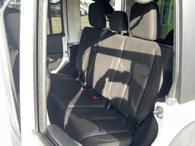 クライスラー・ジープ ジープ ラングラー アンリミテッド スポーツ 道東・釧路十勝 2015(平27)年 5.9万km ブライトホワイト ・4WD/・社外7インチナビ(BT/FM/AM/CD/DVD/HDMI/AUX)/・フルセグTV/・テレビキッド/・リモコンキー/・ETC/・前後ドラレコ/・純正フロアマット/・バックカメラ/・純正17インチアルミホイール/・LEDヘッドライト/・ヘッドライトレベライザー/・横滑り防止/・ヒルスタートアシスト/・ミラーヒーター/・スタッドレス積み込み265/70/R17　残5ミリ