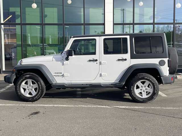 クライスラー・ジープ ジープ ラングラー アンリミテッド スポーツ 道東・釧路十勝 2015(平27)年 5.9万km ブライトホワイト ・4WD/・社外7インチナビ(BT/FM/AM/CD/DVD/HDMI/AUX)/・フルセグTV/・テレビキッド/・リモコンキー/・ETC/・前後ドラレコ/・純正フロアマット/・バックカメラ/・純正17インチアルミホイール/・LEDヘッドライト/・ヘッドライトレベライザー/・横滑り防止/・ヒルスタートアシスト/・ミラーヒーター/・スタッドレス積み込み265/70/R17　残5ミリ