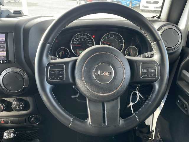 クライスラー・ジープ ジープ ラングラー アンリミテッド スポーツ 道東・釧路十勝 2015(平27)年 5.9万km ブライトホワイト ・4WD/・社外7インチナビ(BT/FM/AM/CD/DVD/HDMI/AUX)/・フルセグTV/・テレビキッド/・リモコンキー/・ETC/・前後ドラレコ/・純正フロアマット/・バックカメラ/・純正17インチアルミホイール/・LEDヘッドライト/・ヘッドライトレベライザー/・横滑り防止/・ヒルスタートアシスト/・ミラーヒーター/・スタッドレス積み込み265/70/R17　残5ミリ